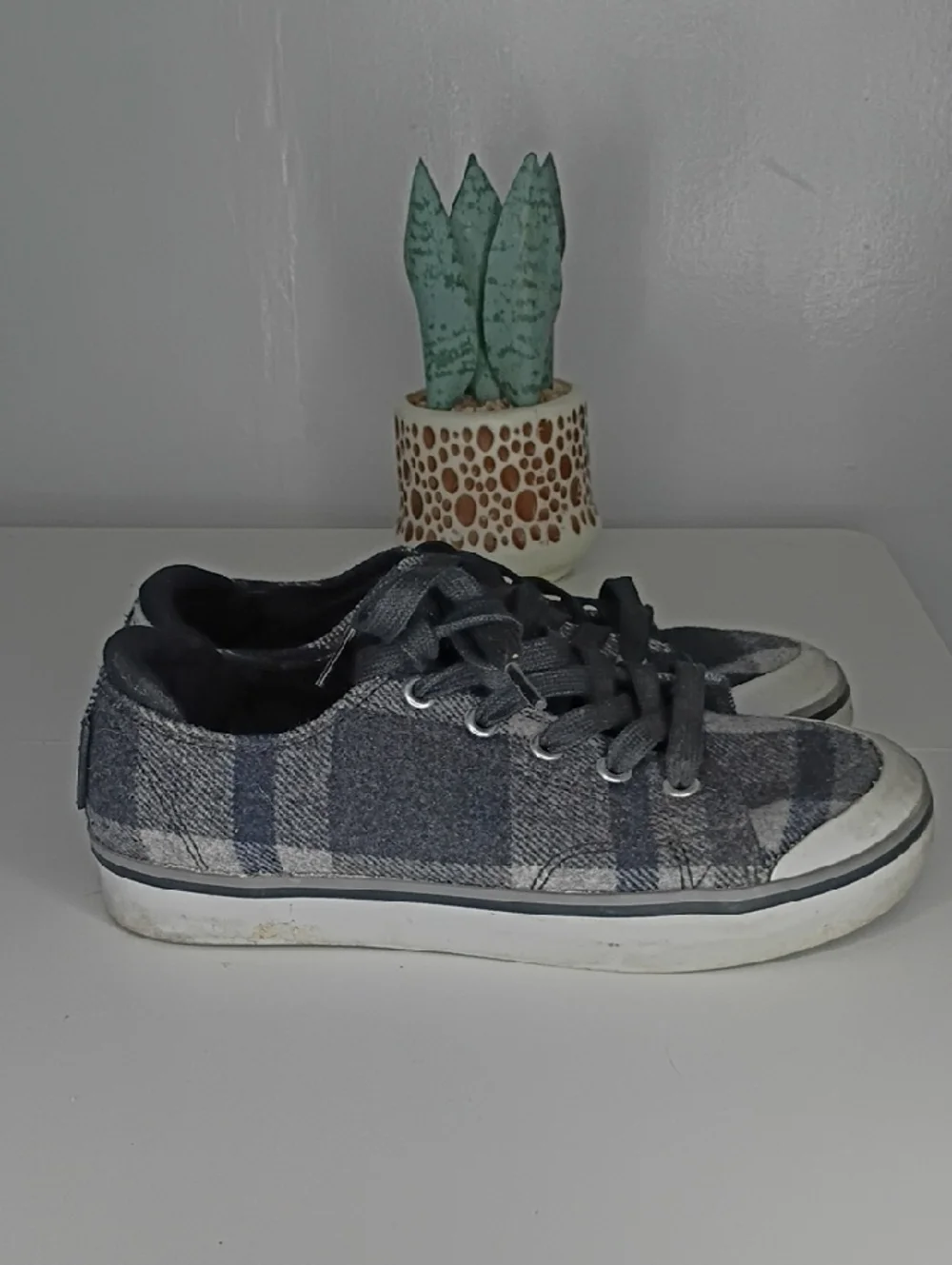 Keen Elsa III plaid wool sneakers in black and gray. Size 6